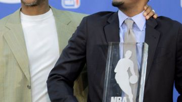 Kyrie Irving (der.) bromea con el entrenador de los Cavaliers de Cleveland, Byron Scott, tras recibir ayer el premio al Novato del Año en la NBA.