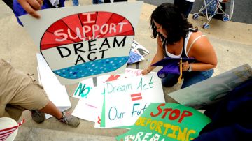 Estudiantes indocumentados temen que la reactivación de Comunidades Seguras incremente el número de deportaciones.