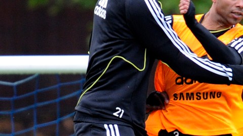 Salomon Kalou (izq.) y Ashley Cole (der.) en la práctica del Chelsea ayer.