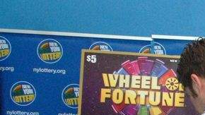 Pedro Pablo Martínez Jr., recibió el premio de la Lotería de Nueva York.