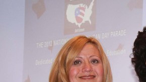 Desde la izq.: Madelyn Lugo, presidenta del desfile, Sonia Manzano, madrina del desfile y Melissa Quesada.