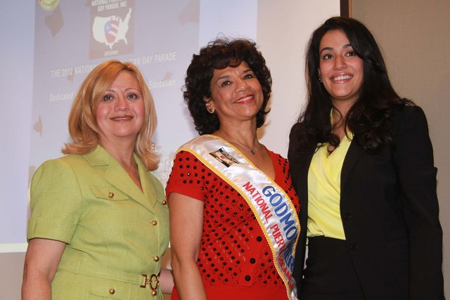 Desde la izq.: Madelyn Lugo, presidenta del desfile, Sonia Manzano, madrina del desfile y Melissa Quesada.