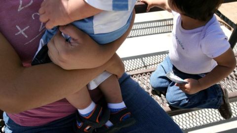 Mujeres y niños en un refugio para víctimas de violencia doméstica en Arizona.