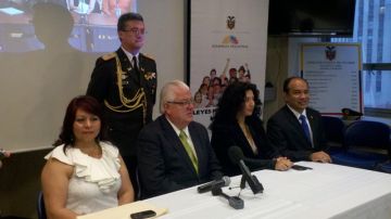 Al centro, el presidente de la Asamblea Nacional de Ecuador, Fernando Cordero, acompañado por las asambleístas en el extranjero, Blanca Ortiz (izq.) y Linda Machuca; y a la derecha, el cónsul general en NY, Jorge López.