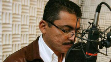 El periodista Alfredo Villatoro habla en su programa de la emisora HRN.