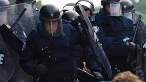 Un manifestante se escabulle de la policía de Toronto durante el g20 del 2010.