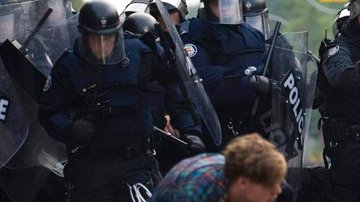 Un manifestante se escabulle de la policía de Toronto durante el g20 del 2010.