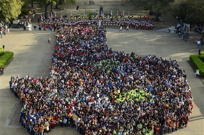 Estudiantes celebran a la Universidad de Texas en Austin.