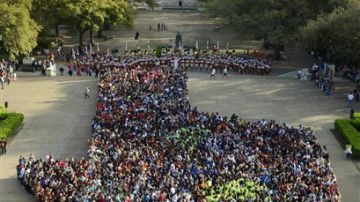 Estudiantes celebran a la Universidad de Texas en Austin.