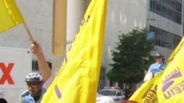 Cientos de trabajadores de limpieza salieron a las calles del centro para exigir mejores salarios y prestaciones.