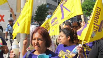 Cientos de trabajadores de limpieza salieron a las calles del centro para exigir mejores salarios y prestaciones.