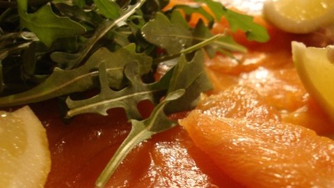 Carpaccio de salmón con rúcula.