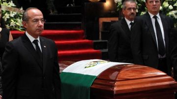 El presidente Felipe Calderón y el alcalde de la Ciudad de México, Marcelo Ebrard hacen guardia de honor ante el féretro del autor.