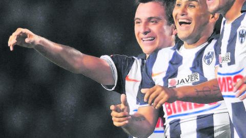 Luis Ernesto Pérez, Humberto Suazo y Abraham  Carreño  en el ritual de la celebración, una costumbre en este Monterrey ganador.