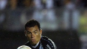 Alex (der.), del Corinthians, pelea por el esférico con Rodolfo, del Vasco da Gama, durante el partido de ayer de la Copa Libertadores.