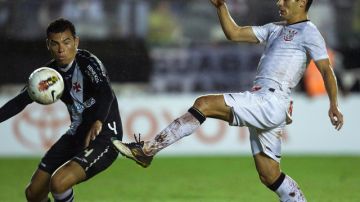 Alex (der.), del Corinthians, pelea por el esférico con Rodolfo, del Vasco da Gama, durante el partido de ayer de la Copa Libertadores.