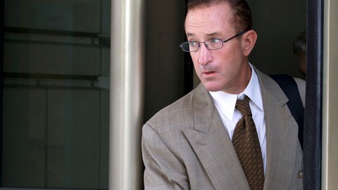 Brian McNamee se marcha  del tribunal federal tras testificar ayer en el juicio   contra el ex lanzador Roger Clemens.