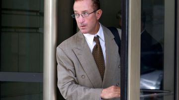 Brian McNamee se marcha  del tribunal federal tras testificar ayer en el juicio   contra el ex lanzador Roger Clemens.