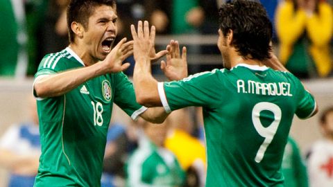 Oribe Peralta (izq.) goleador del Santos,  convocado por el 'Chepo' De la Torre.