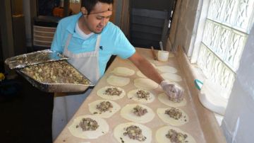 Al mexicano David Martínez el haber perdido su trabajo y el hecho de ser indocumentado no lo han amilanado, y ahora prospera con su negocio de comidas.