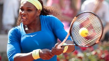 Serena Williams en acción ayer frente a la rusa Nadia Petrova, a quien ganó 4-6, 6-2, 6-3 en poco más de dos horas.
