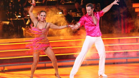 Cheryl Burke y William Levy bailan la samba con la que consiguieron una calificación de 10 de todos los jueces.
