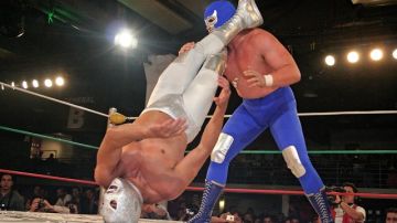 Asi se vivirá el combate del próximo domingo entre El Hijo del Santo y Blue Demon Jr., cuando suban al ring.