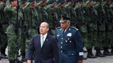 El presidente Calderón lanzó al Ejército a luchar contra los cárteles en lo que juristas han tachado como una violación a la constitución.