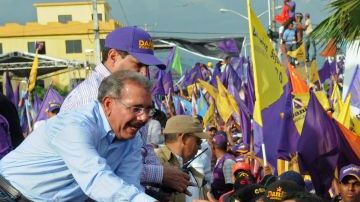 Danilo Medina, saludando a un seguidor, aparece en 10 sondeos como favorito para ganar las elecciones este domingo.