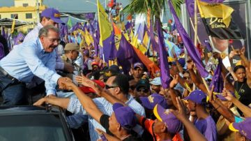 Danilo Medina, saludando a un seguidor, aparece en 10 sondeos como favorito para ganar las elecciones este domingo.