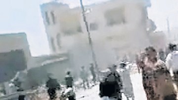 Un grupo de personas huye por su seguridad tras escucharse varios disparos en una zona de Idlib, Siria.