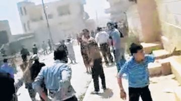 Un grupo de personas huye por su seguridad tras escucharse varios disparos en una zona de Idlib, Siria.