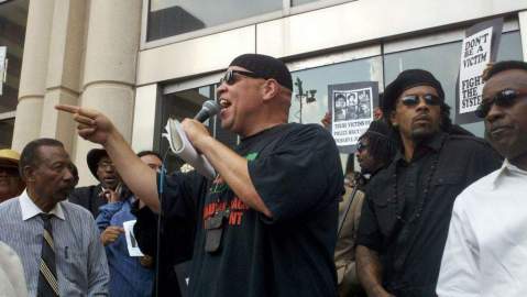 Manifestantes rechazaron el fallo de  no culpable que recibió el expolicía Andrew Blomberg, acusado de dar una golpiza a un joven afroamericano.