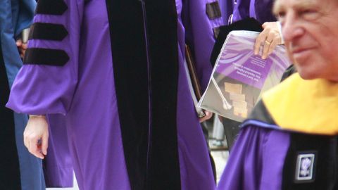 Sonia Sotomayor regaló un emotivo discurso en el Estadio de los Yankees a los graduados de New York University.