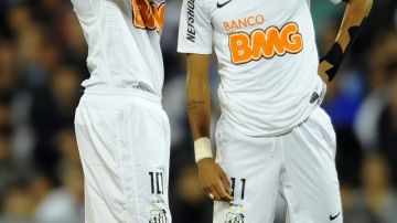 Ganso y Neymar de Santos, lamentan su derrota.