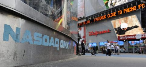 Una pantalla muestra noticias acerca de Facebook ayer, en la sede de NASDAQ en el sector de Times Square en Nueva York.