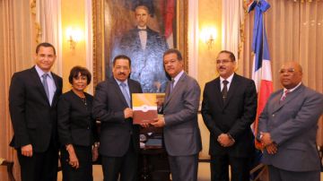 El presidente Leonel Fernández recibió en su despacho del Palacio Nacional al presidente de la JCE, Roberto Rosario, y a los demás integrantes del organismo comicial.
