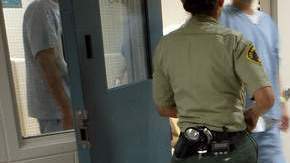 La Oficina de Inmigración sostiene que durante el año fiscal anterior cumplió con su prioridad de deportar a más delincuentes.