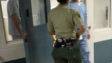 La Oficina de Inmigración sostiene que durante el año fiscal anterior cumplió con su prioridad de deportar a más delincuentes.