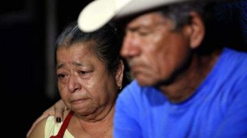 Héctor González y Carmen Villarreal, padres de los hermanos condenados a morir en la horca en Malasia, observan las noticias.