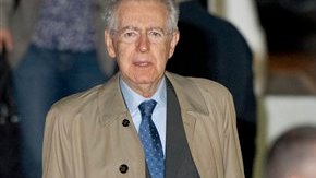El Primer Ministro Italiano, Mario Monti (izq), arribó en las primeras horas de este viernes.