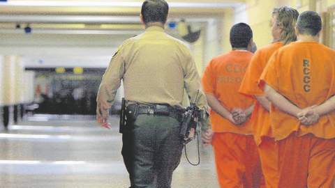 Las medidas para evitar las violaciones en las prisiones federales no contempla los derechos de los detenidos por el ICE.