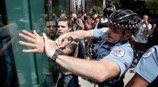 Un oficial de policía de Chicago pone a un manifestante bajo custodia en una protesta realizada el martes en el centro.