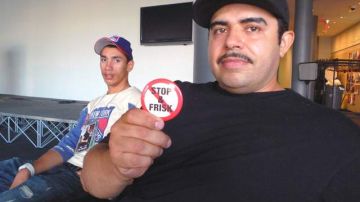 José La Salle distribuirá 100,000 botones en su lucha contra Stop & Frisk, un programa del que su hijastro Alvin Cruz fue víctima.