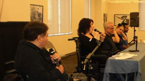 La Ley de Americanos con Discapacidad (ADA) prohíbe la discriminación en el área de trabajo.