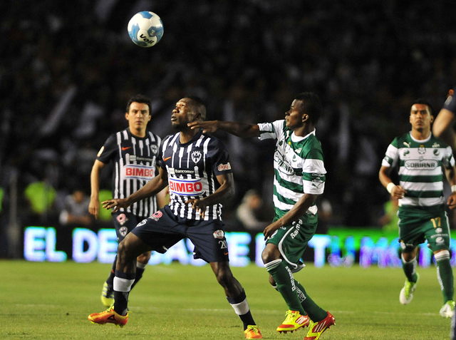 Escena del partido de ida de la final del Clausura mexicano disputado la noche del jueves en el estadio Tecnológico que igualaron 1-1 Monterrey y Santos.