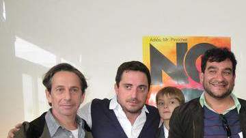 El actor mexicano Gael García Bernal (2o. a la der.), acudió al estreno de la nueva cinta 'No'  en compañía de algunos integrantes del elenco de ésta.