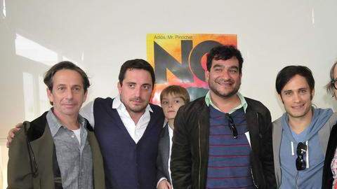 El actor mexicano Gael García Bernal (2o. a la der.), acudió al estreno de la nueva cinta 'No'  en compañía de algunos integrantes del elenco de ésta.