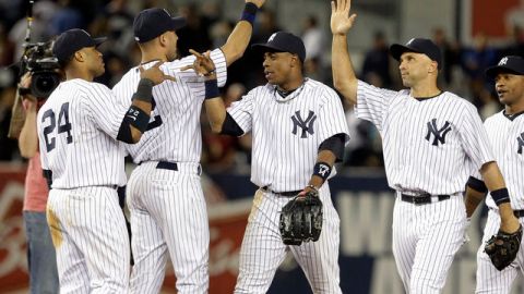 Desde la izquierda, los yankees Robinson Canó, Derek Jeter, Curtis Granderson y Raúl Ibáñez celebran el triunfo de anoche frente a los Rojos de Cincinnati.