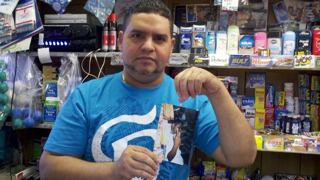William Guerrero muestra la foto de su amigo Raylin Heredia Castillo, fallecido en un accidente en una intersección de El Bronx.
